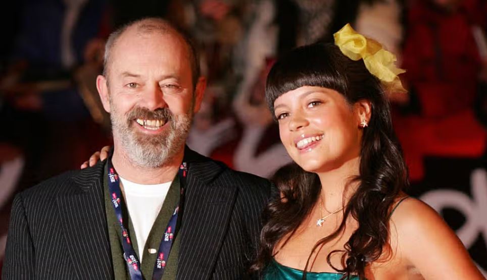 Këngëtarja Lily Allen e kujtoi momentin kur e humbi virgjërinë, babai i saj i thirri policinë