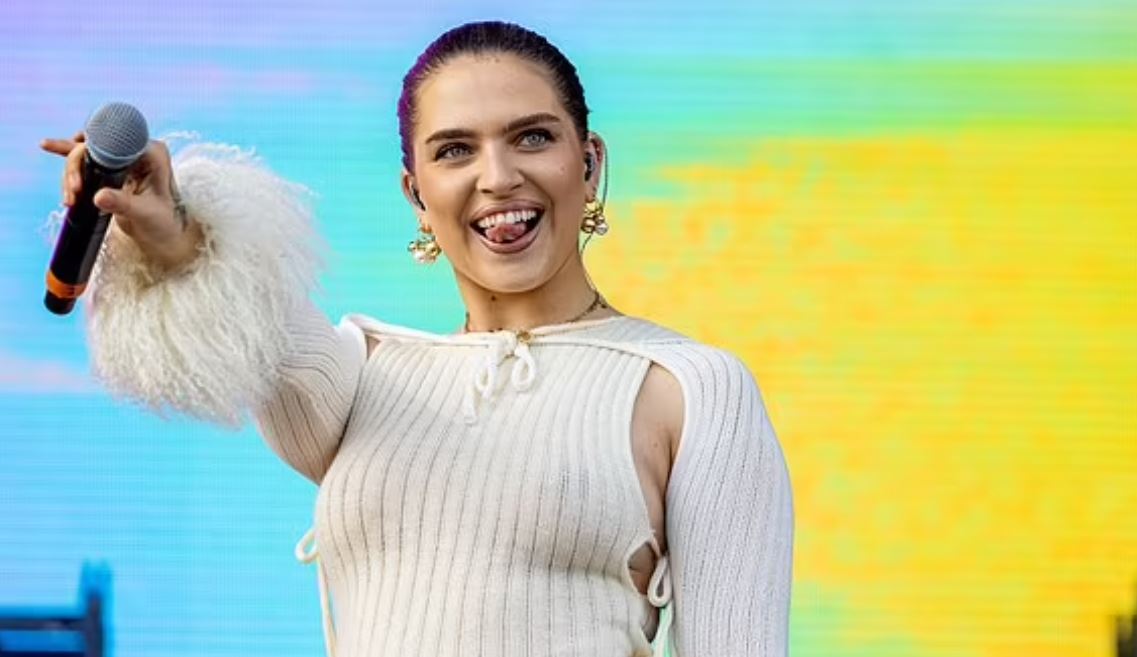 Mae Muller performon  pa sytjena me një minifustan të thurur në Festivalin Victorious (FOTO)