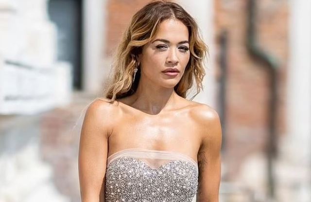 Rita Ora bëri hyrje madhështore në Festivalin e Filmit në Venecia (FOTO)