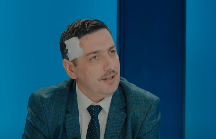 “Është jashtë rregullave fetare”, të akuzuarit për sulm ndaj gazetarit Valon Syla nuk i binden gjykatës të ngriten në këmbë