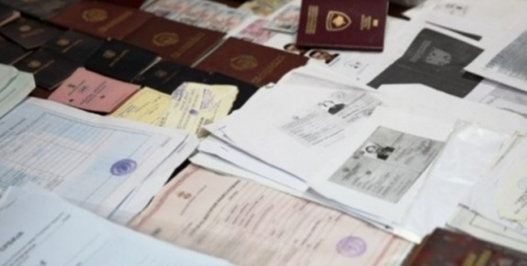 Nxirrte diploma false për nxënësit, pezullohet nga detyra drejtoresha e gjimnazit në Pogradec