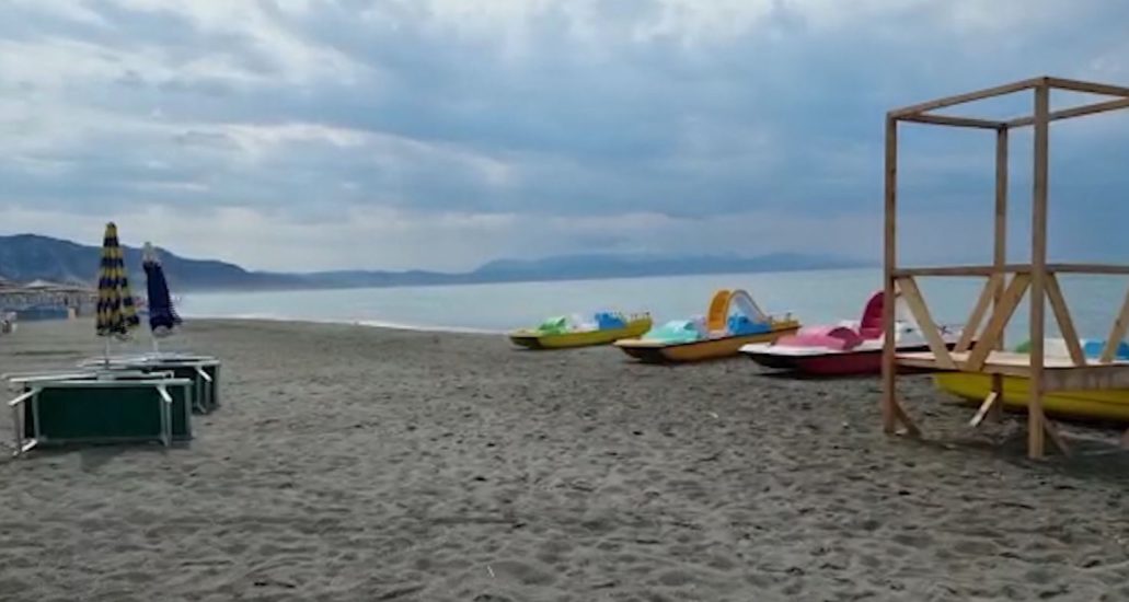 Turistët braktisin plazhin e Durrësit, për shkak të motit të keq