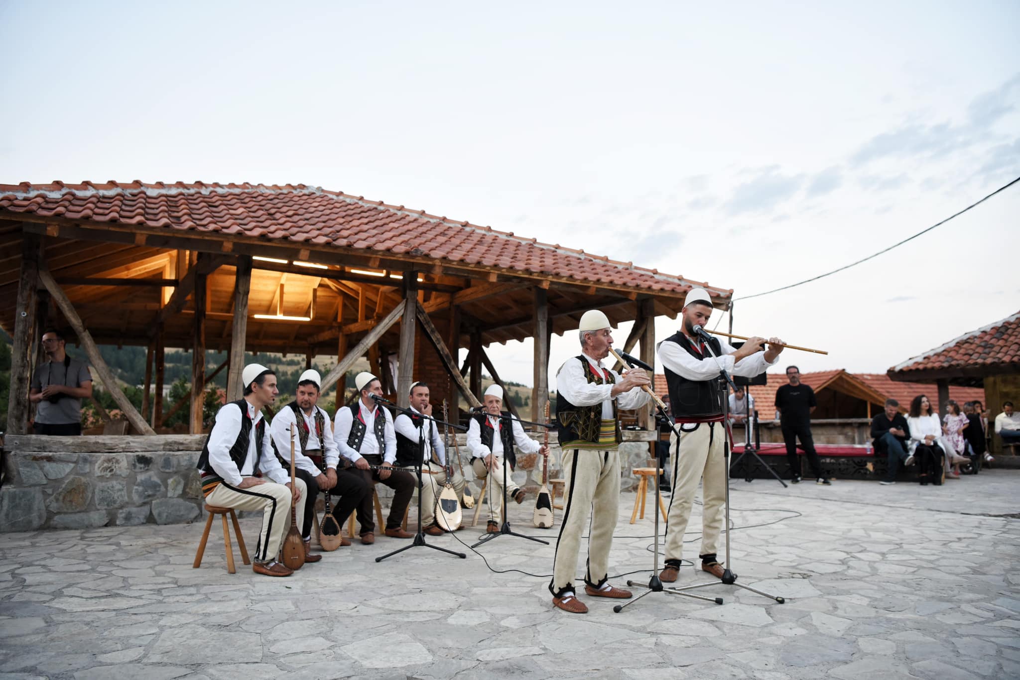 Shfaqja e Zana Durakut në “Etnofest” kujton kultivuesin e këngës popullore, Rizah Bllaca
