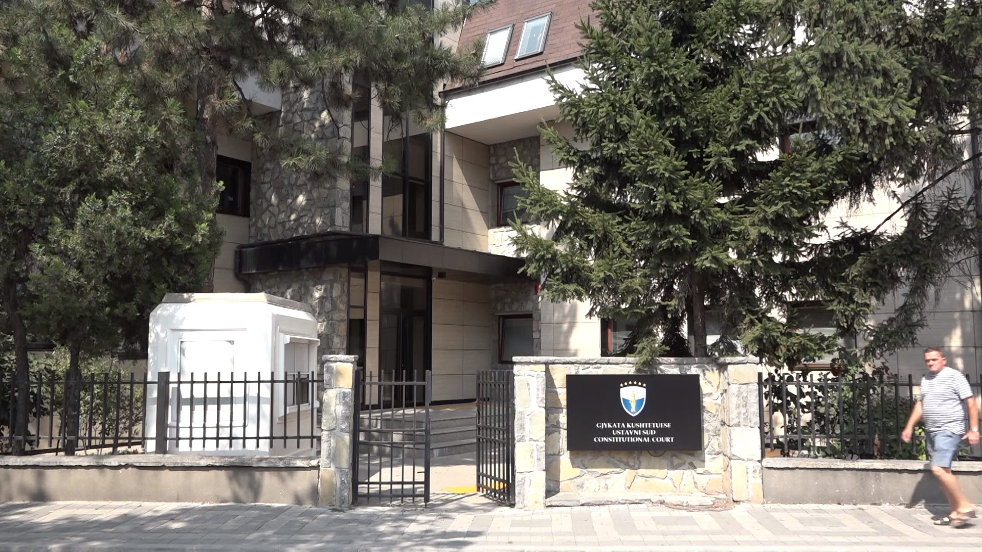 Kushtetuesja thotë se komunat duhet të vendosin vetë për faljen e tatimit në pronë