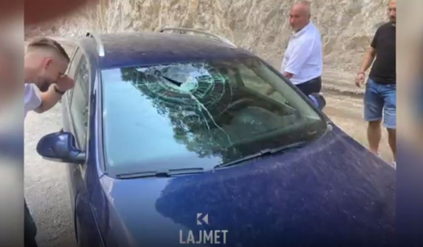 Një gur i madh i bie në veturë, shpëton shoferi në rrugën Prevallë-Prizren (VIDEO)