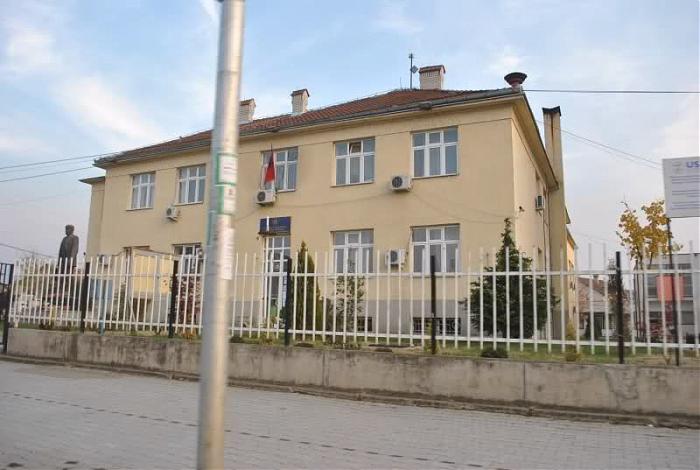 48 orë ndalim drejtorit dhe një zyrtari të Suharekës: Rrejshëm konfirmuan kryerjen e punimeve