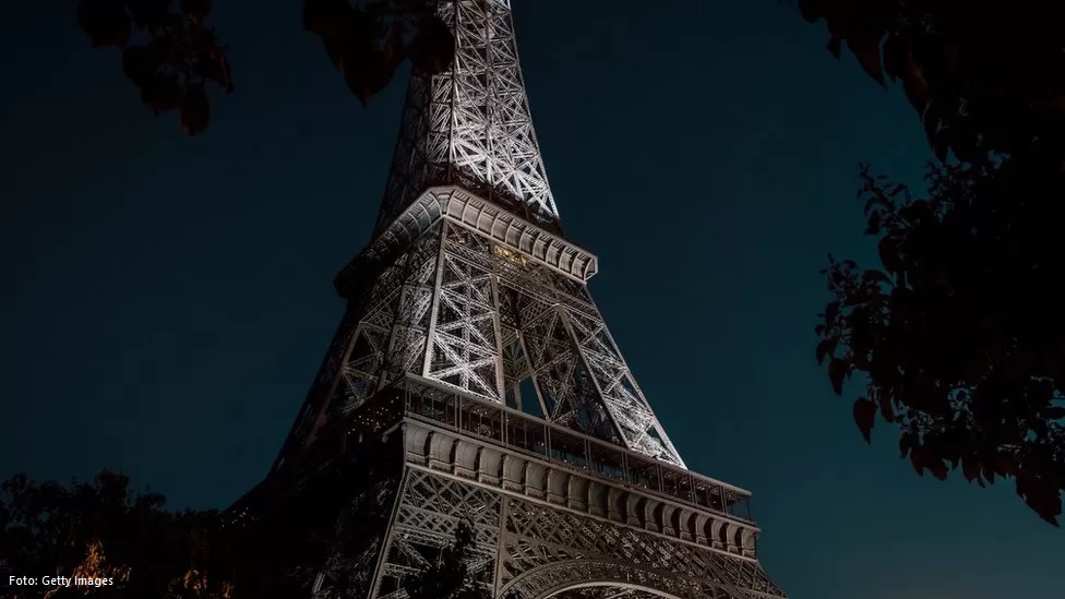 Dy turistë të dehur amerikanë i zë gjumi në kullën e Eiffelit