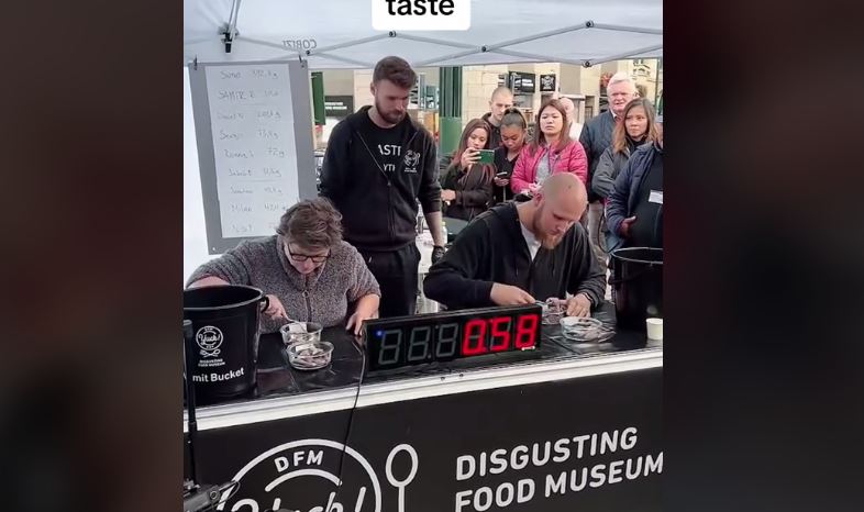 Suedezi ha 400 gramë peshk të fermentuar brenda një minute (VIDEO)