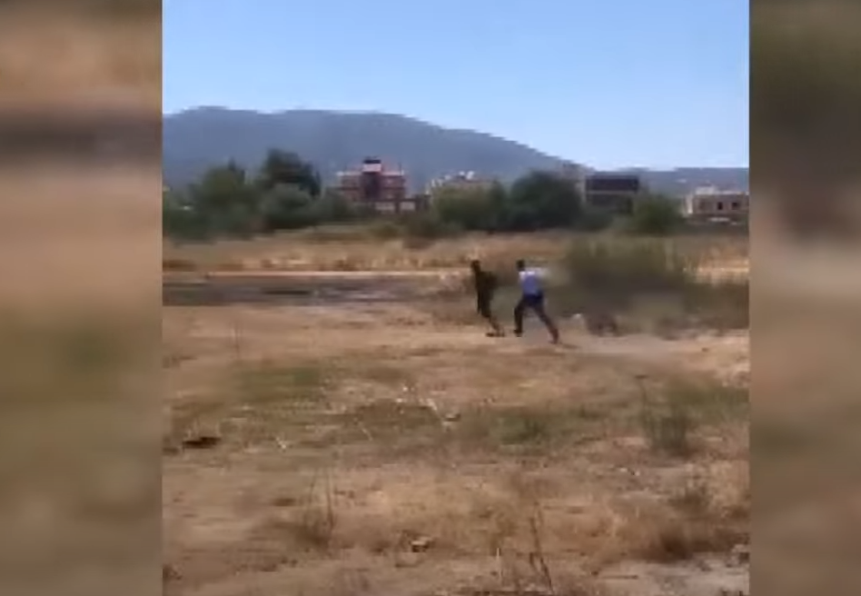 Shqipëri: U kap duke ndezur zjarrin, policia ndjek nga pas dhe arreston 26-vjeçarin (VIDEO)