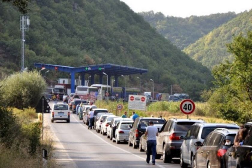 Deri në një orë pritje për dalje nga pikat kufitare në Merdarë dhe Dheu i Bardhë