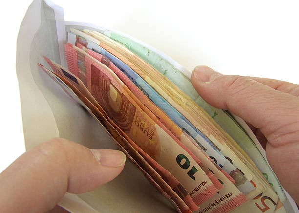 Gjakovë, qytetari dorëzon në polici 8 mijë eurot e gjetura