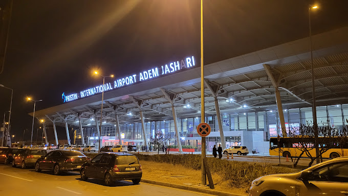 Shkoi për të marrë pasagjerë në aeroport, sulmohet nga dy taksistë