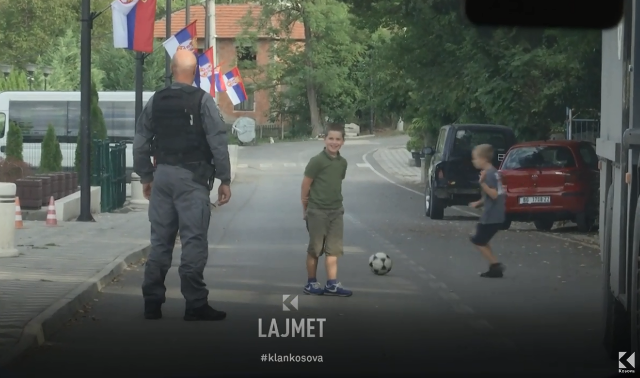 Zakonshmëria e Banjskës: Polici kosovar në lojë futbolli me fëmijët serbë (VIDEO)