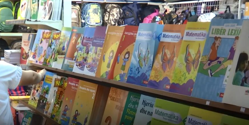Kushtëzimi i librashitësve: “Kush do libra, të blej edhe fletoret e punës” (VIDEO)
