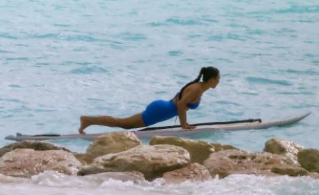 Kim Kardashian shfaq linjat në bikini blu