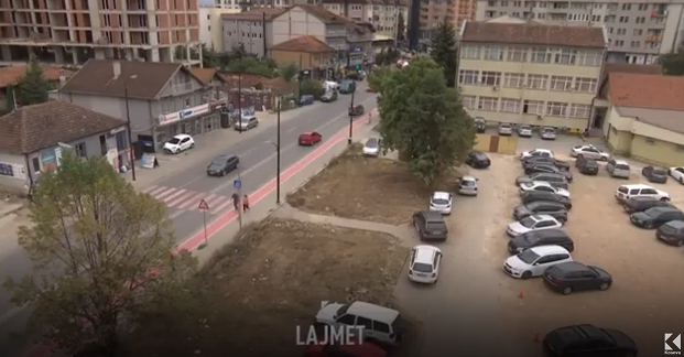 Ndryshimet në Lipjan, rrëzohet objekti i komunës, ndërtohet parking (VIDEO)
