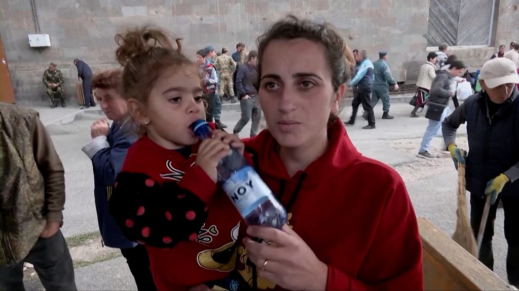 Nagorno-Karabakh: Mijëra ikin gjersa Armenia thotë se po bëhet spastrim etnik