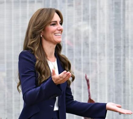 Kate zbulon një dëmtim në dorë gjatë vizitës në burg