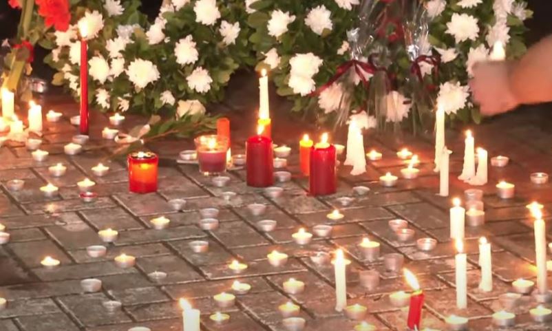 Tiranë: Qytetarët ndezin qirinj në nderim të heroit Afrim Bunjaku