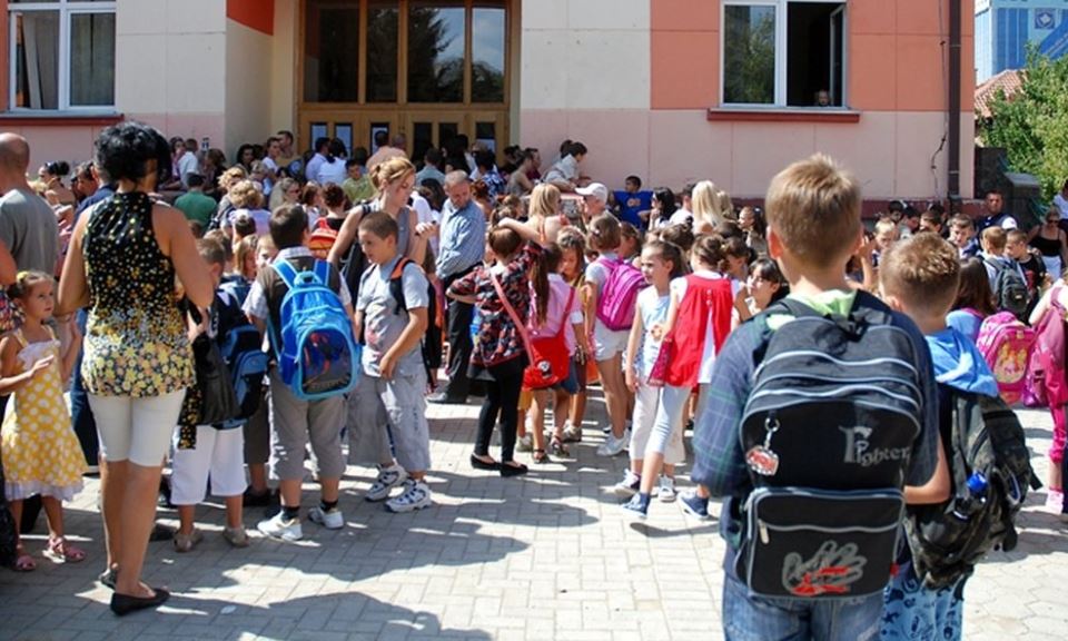 Në Shqipëri nis viti i ri shkollor, rreth 29 mijë nxënës ulen për herë të parë në banka