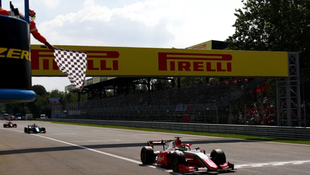 Vesti e bën dramatik kampionatin në Formula 2