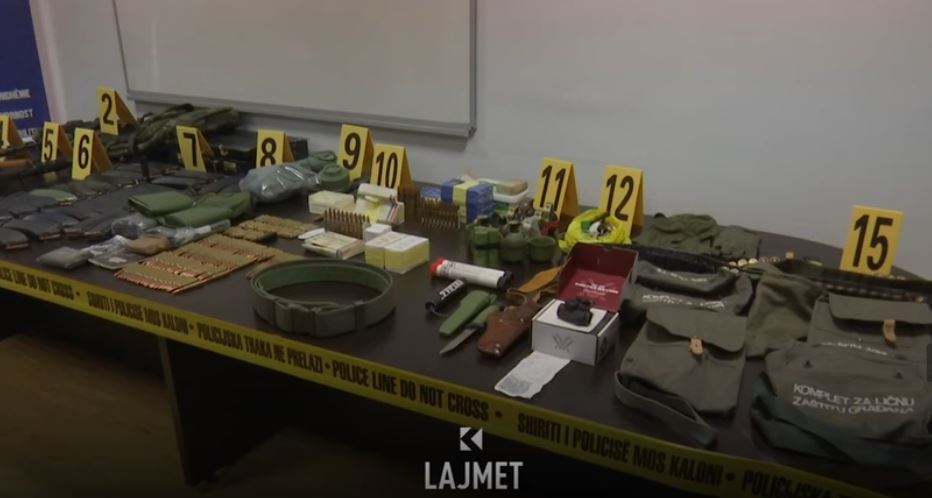 AKI-ja alarmoi policinë e veriut të cilët gjetën shumë armatim në Zveçan (VIDEO)