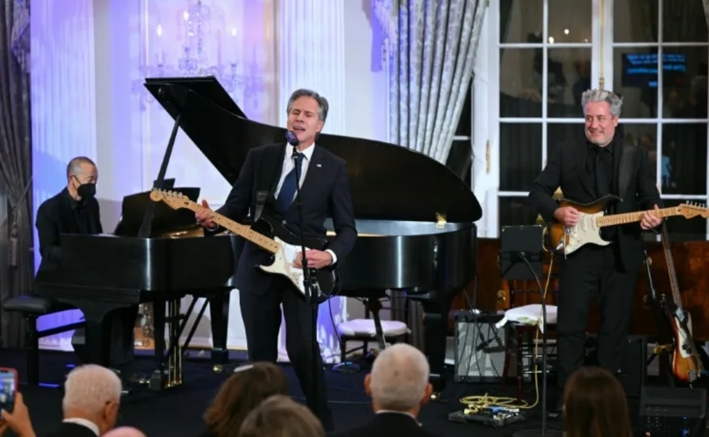 Blinken performon me kitarë në nismën e re të diplomacisë muzikore amerikane