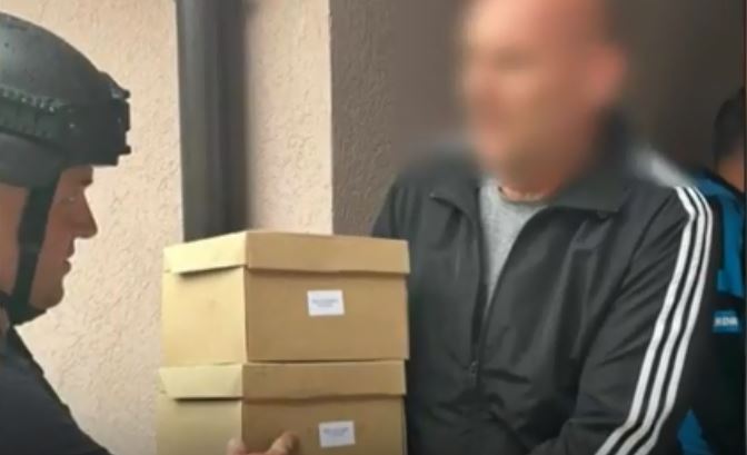 Policia u çon serbëve të Banjskës ushqim dhe barna, ata i mirëpresin (VIDEO)