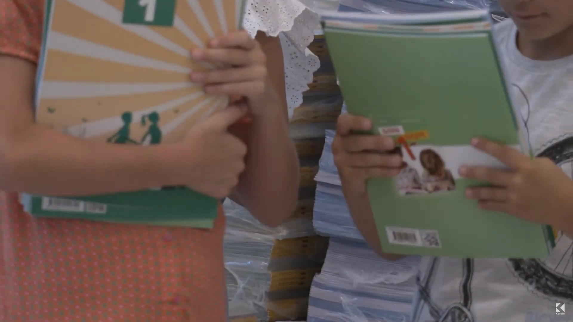 Prindërit mësyjnë librarinë Dukagjini për të blerë tekstet shkollore (VIDEO)