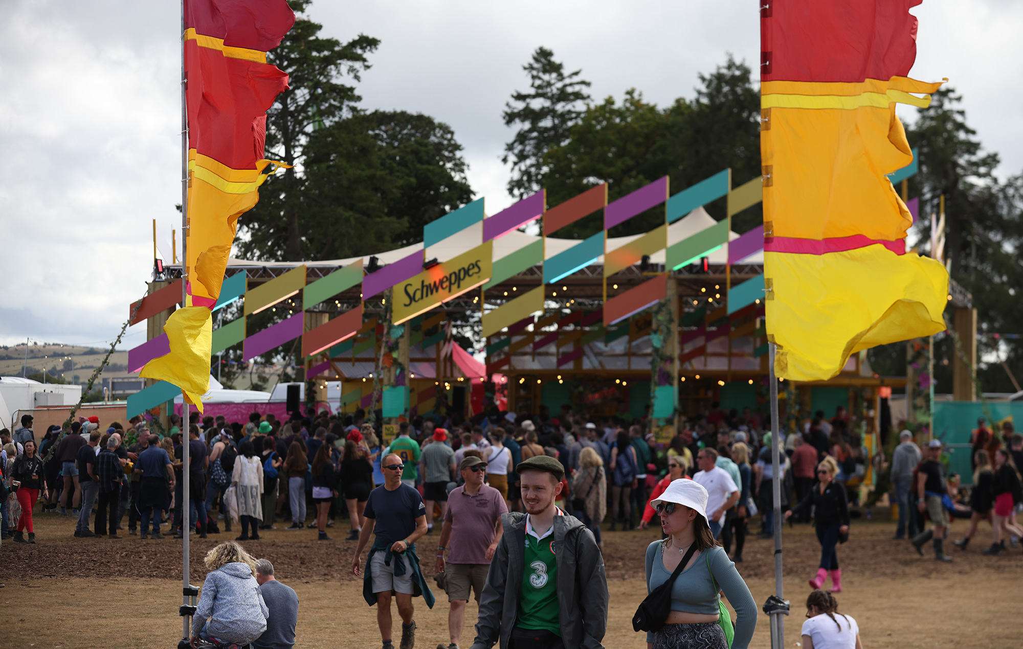 Lokacioni i festivalit irlandez bëhet strehë për refugjatë