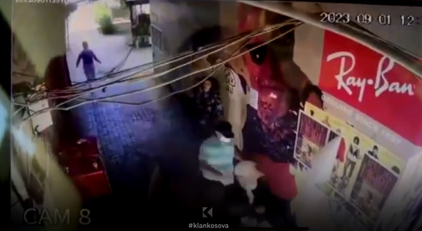 Qytetarja ndjek hajnat e BKT-së, e plaçkitën pasi tërhoqi para (VIDEO)