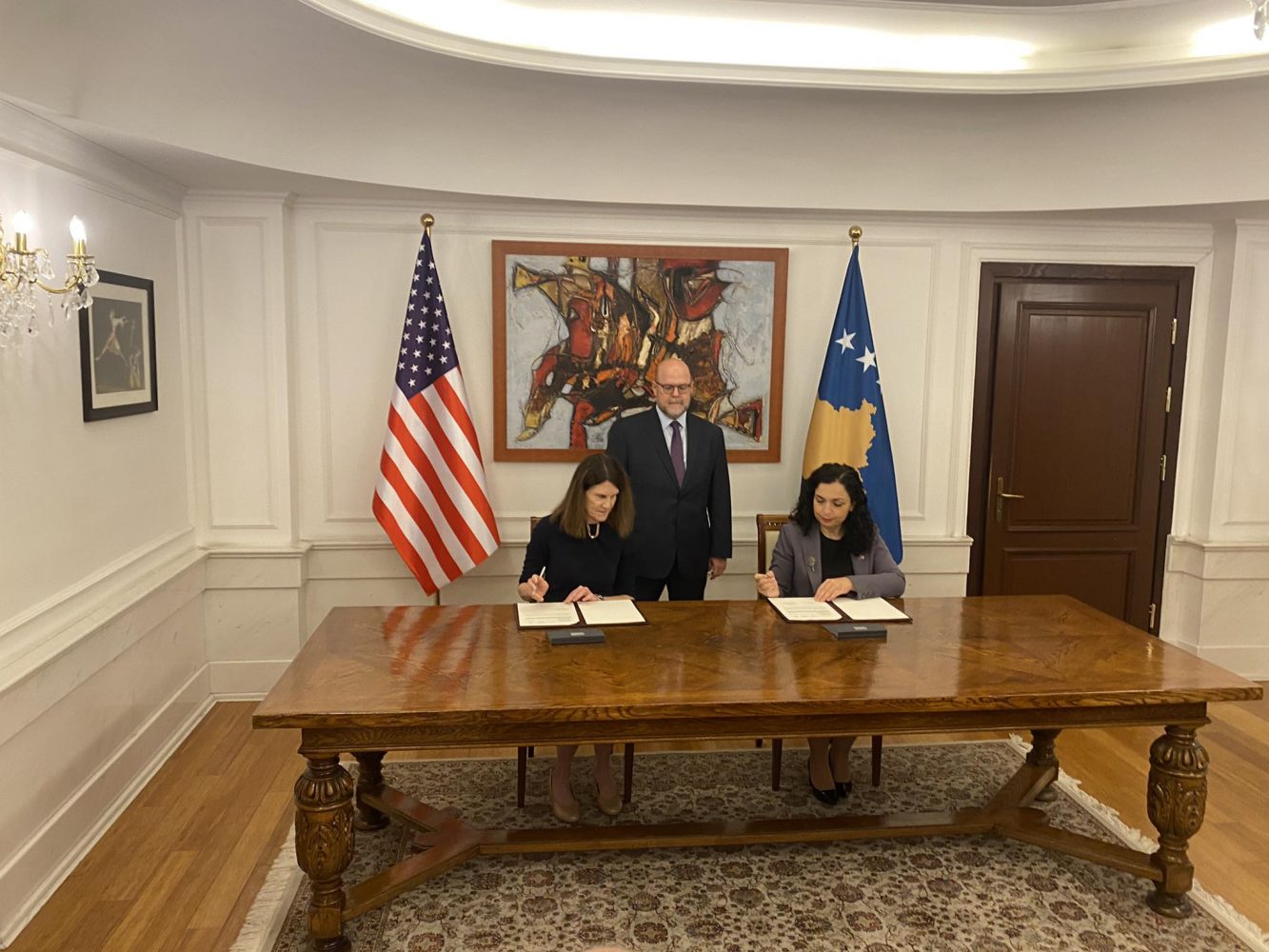 ShBA ndihmon Kosovën, nënshkruhet marrëveshja me vlerë mbi 32 milionë euro