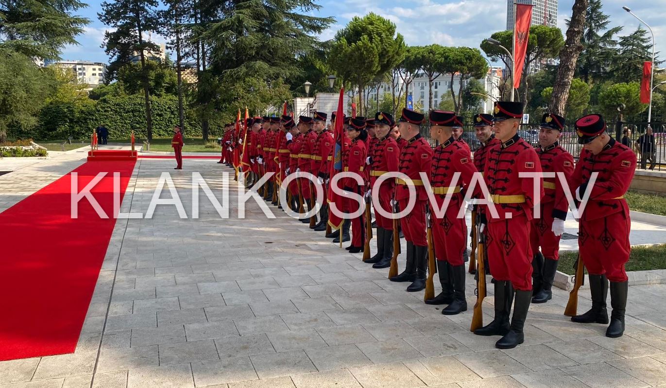 Garda Kombëtare e Shqipërisë vendoset para Pallatit Presidencial për pritjen e Osmanit