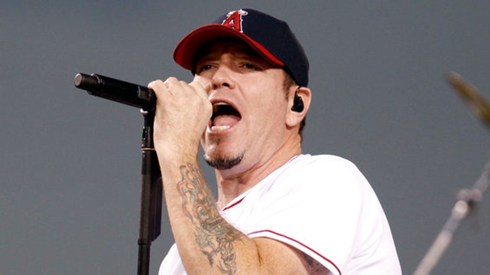 Vdiq në moshën 56-vjeçare, frontmeni i Smash Mouth (VIDEO)