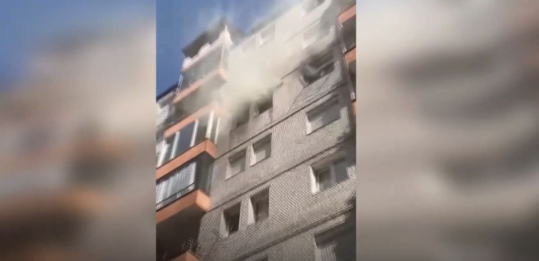 Fushë Kosovë: Digjet banesa, tymi lëndon edhe dy policë (VIDEO)
