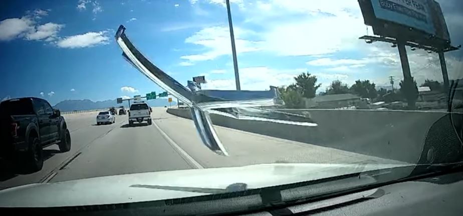 Baza e karriges së zyrës përplaset në xhamin e përparmë të veturës (VIDEO)