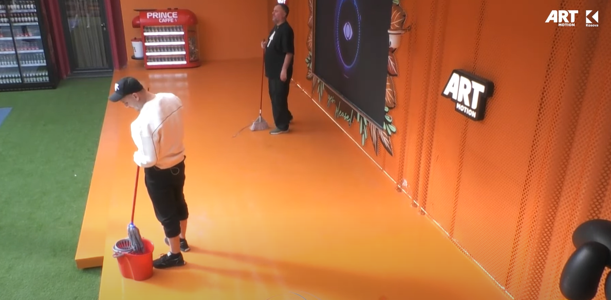 Adri dhe Ylli s’kanë si ta kalojnë kohën, çohen e pastrojnë (VIDEO)