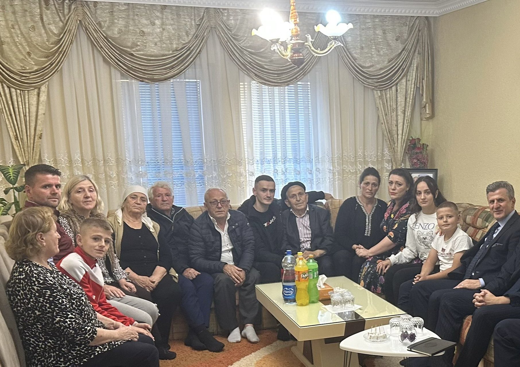 Alicia Kearns viziton familjen e policit hero: Afrim Bunjaku shpëtoi jetë njerëzish