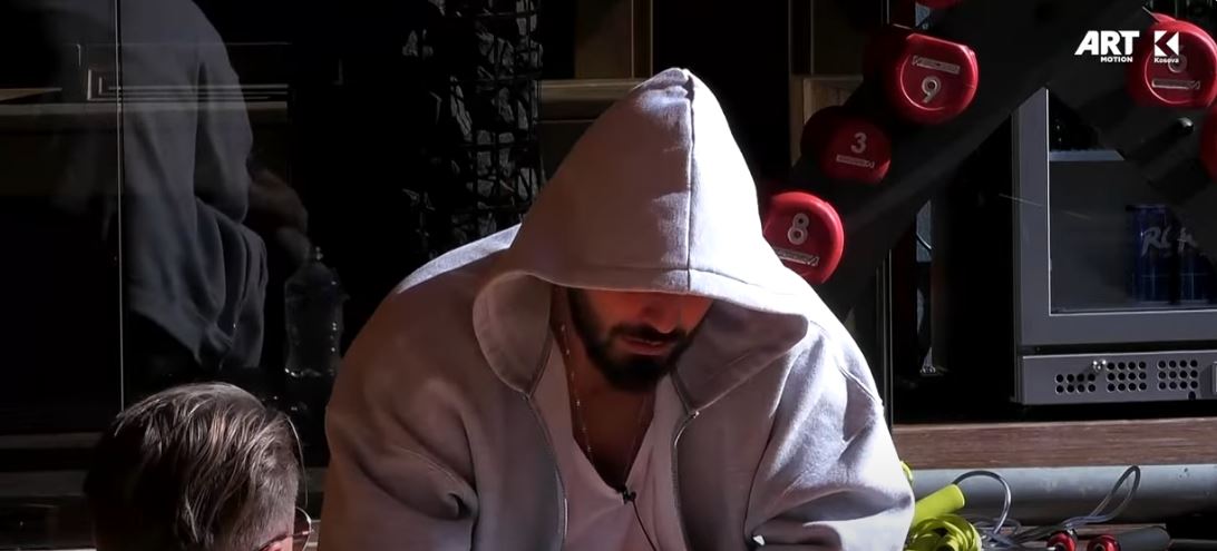 Nuk ndalen lotët në Big Brother, ia nis qan edhe Azemi, s'i duron fjalët e banorëve (VIDEO)
