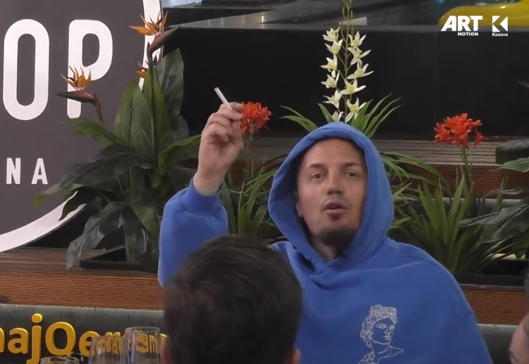 Blero i lutet të dashurës: Po vdes, më dil në ëndërr të lutem (VIDEO)