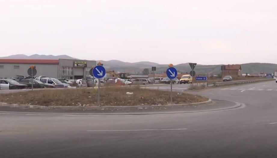 Incidenti i rrallë: Dy gra rrahin policët, pasi u ndalën në radar (VIDEO)