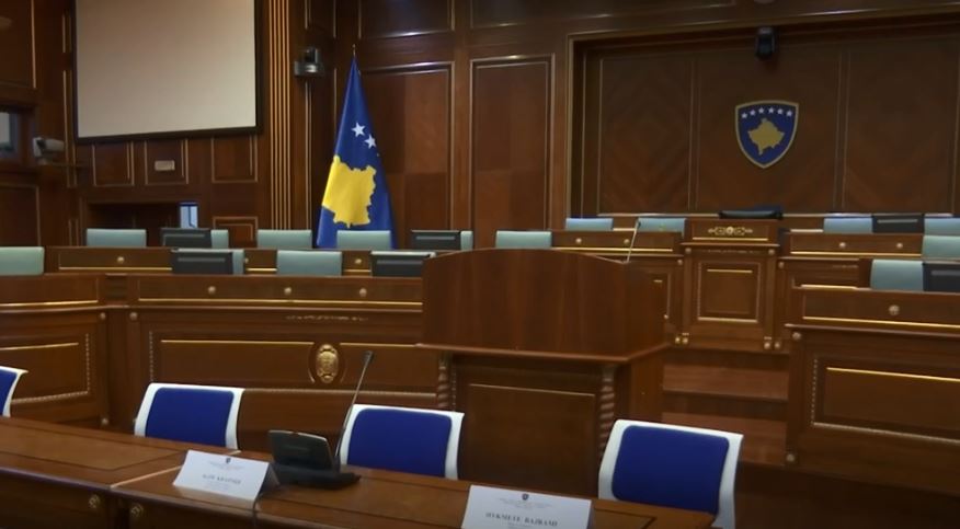 Kërkesa e deputetëve: Duan zyra, takimet jo më në kafene (VIDEO)