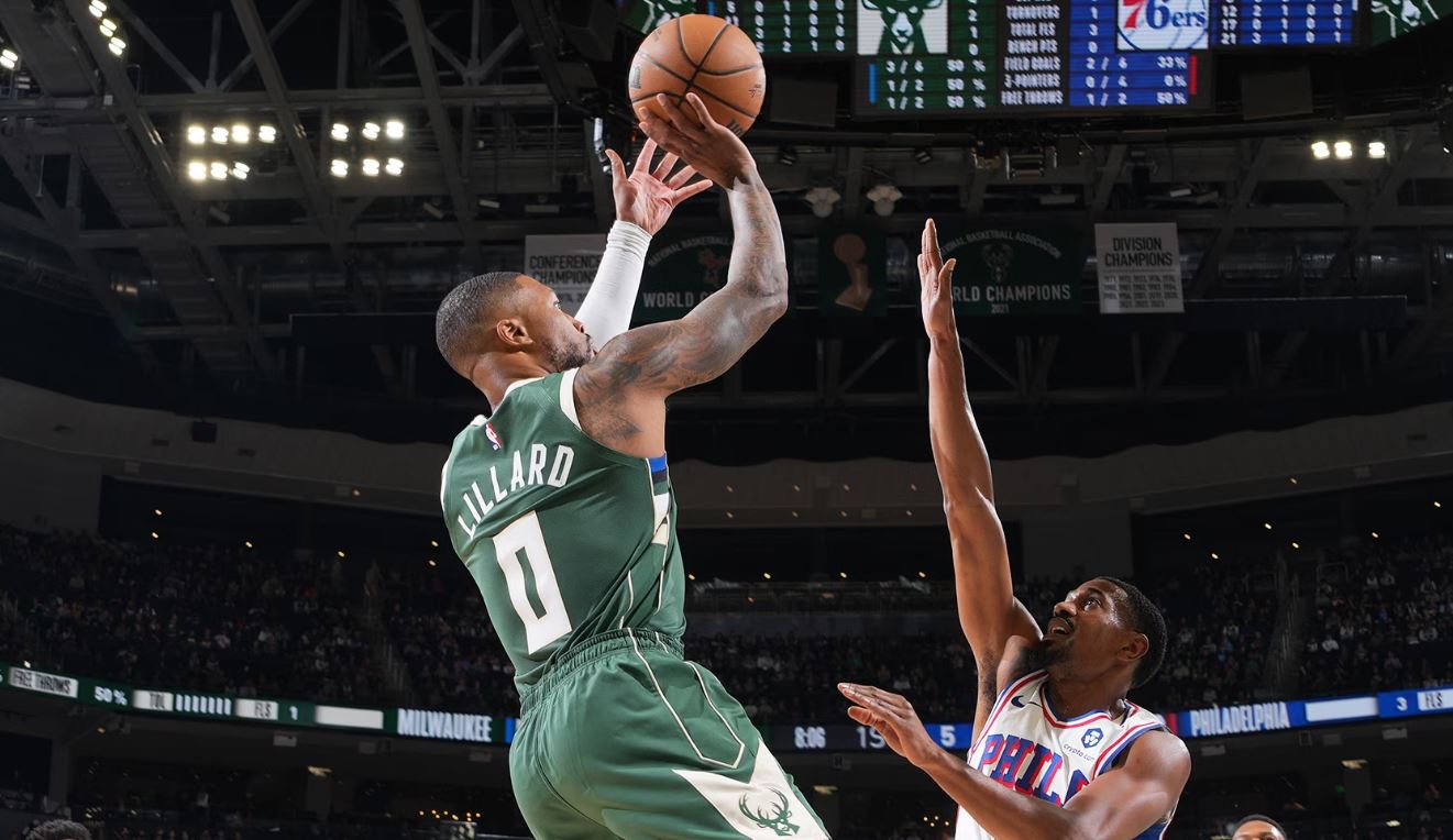 Bucks triumfojnë ndaj Philadelphia 76ers, Lillard magjik në debutim
