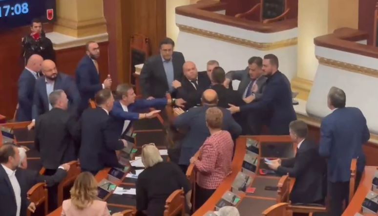 Rrahje mes deputetëve në Kuvendin e Shqipërisë