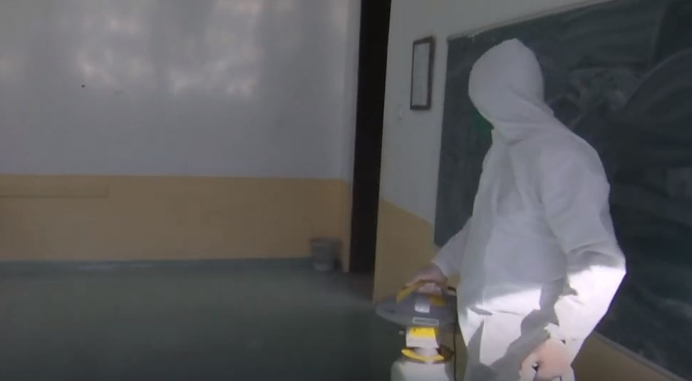 Pastrohen dhe dezinfektohen shkollat dhe objektet komunale në Rahovec (VIDEO)
