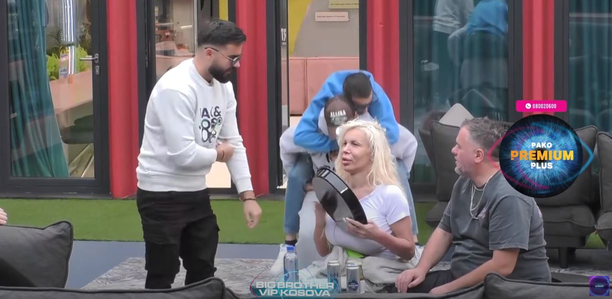 Edona i bie defit që e improvizoi me "tepsi", banorët ia thonë këngës "Dul lulija" (VIDEO)
