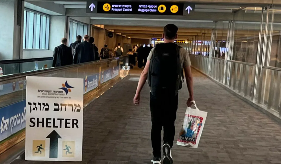 Aeroplani i parë me amerikanë të evakuuar nga Izraeli ateron në Athinë