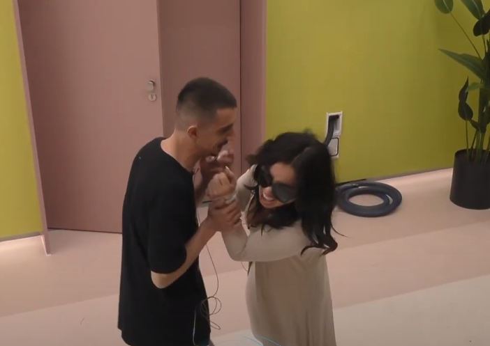 “Ti nuk ki fytyrë”, Gani Gërmia shkrin së qeshuri Linda Halimin (VIDEO)