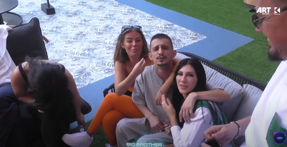 Gani Gërmia e pyet nënën e tij përmes kamerës: Cila çikë po t'pëlqen? (VIDEO)