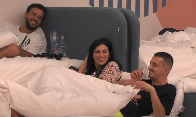 Gani Gërmia i futet në shtrat Brikenës, ajo “ka frikë” nga babai (VIDEO)